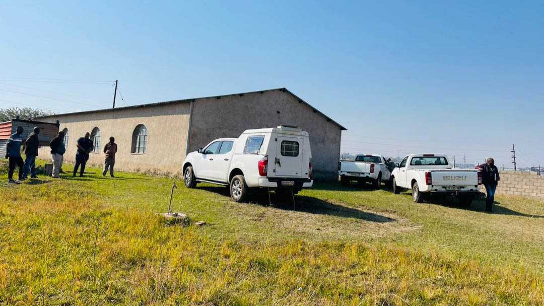 Upon the start of the tour of the crime scene at Apostolic Faith Church by the leaders of the Mfabantfu community, members of the Royal Eswatini Police Service were already on the scene on a separate assignment of their own. (Pic: Mlondzi Nkambule)